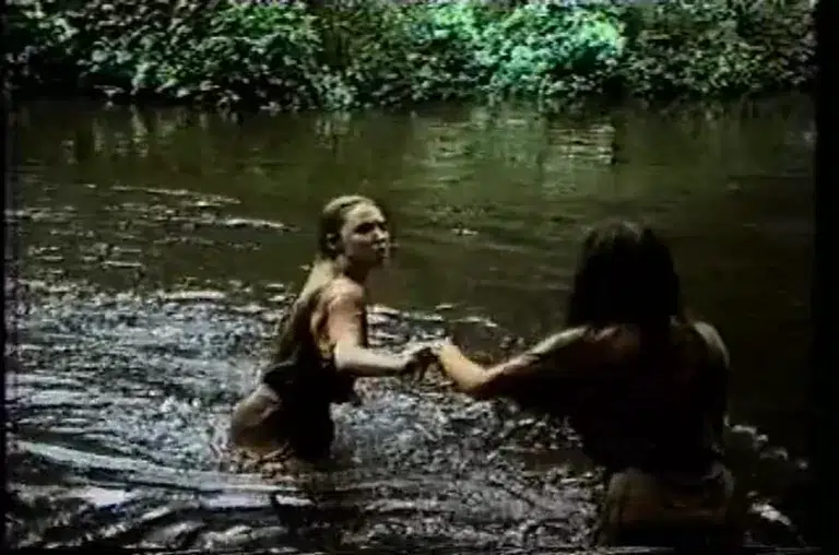 Female Mercenaries on Zombie Island (Wave Studios)
